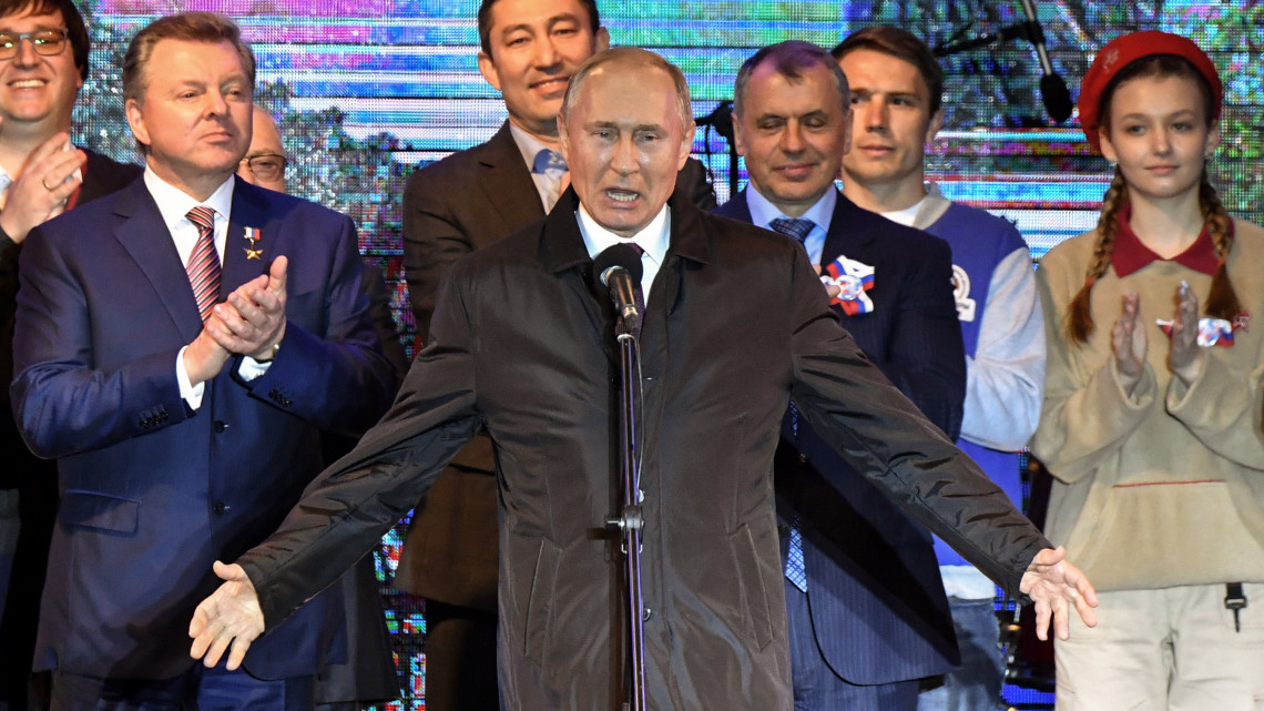 Vlagyimir Putyin orosz elnök beszédet mond a krími Szimferopolban 2019. március 18-án. Putyin az ukrajnai Krím annektálása ötödik évfordulójának alkalmából kereste fel a fekete-tengeri félszigetet.