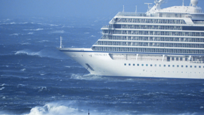 Kikötött Norvégiában a bajba jutott Viking Sky luxushajó