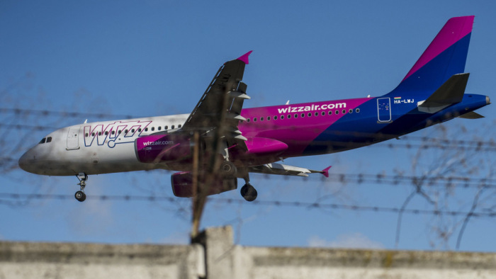Megszólalt a Wizz Air a Párizsban hagyott utasok ügyében