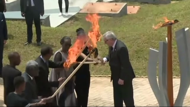 Juncker majdnem felgyújtotta a ruandai elnököt - videó