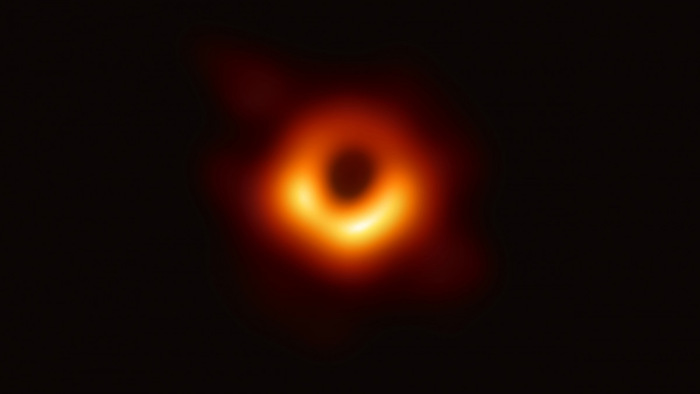 Így készült a világ első fotója egy fekete lyukról