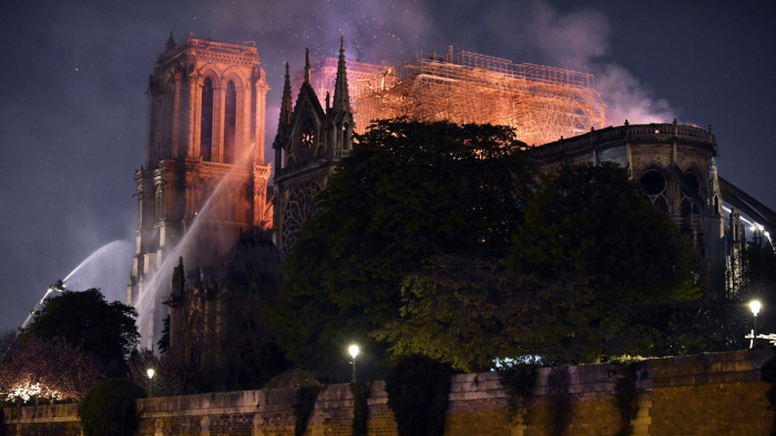 Ólommal szennyezte a párizsi levegőt a Notre-Dame leégése