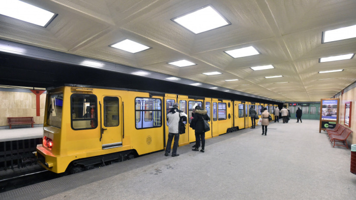 A metró elé mászott egy férfi Budapesten