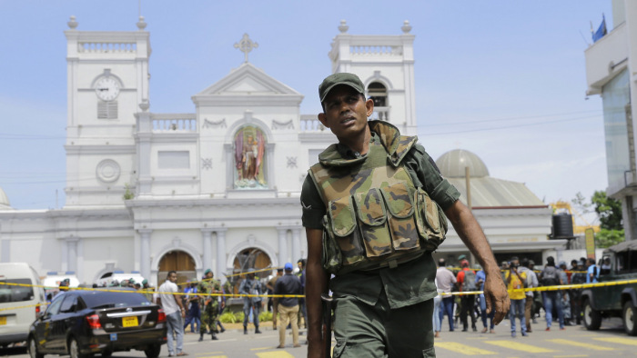 Orvosszakértő szerint öngyilkos merénylők követték el a támadásokat Srí Lankán
