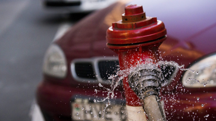 Ömlik a víz Budán - tűzcsapnak ütközött egy autó