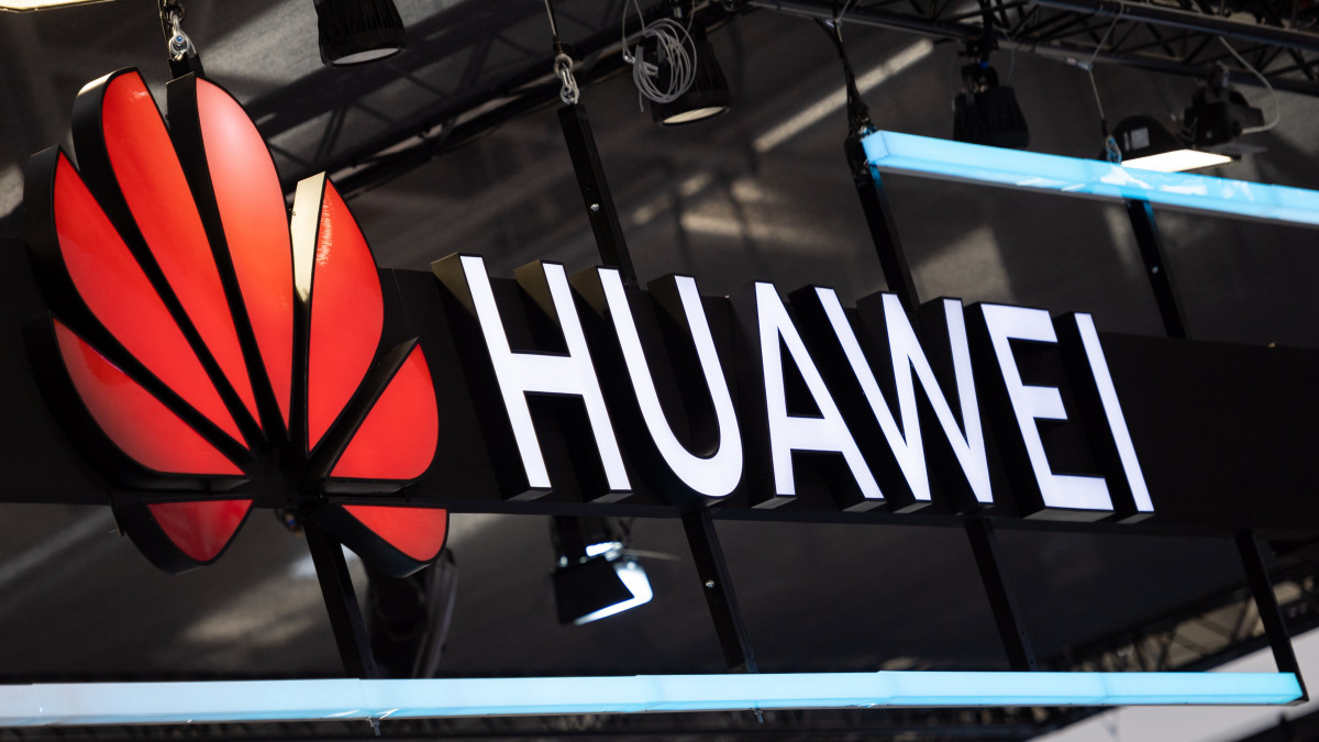 A Huawei kínai távközlési vállalat logója a Hannoveri Vásáron 2019. április 1-jén. Ebben az évben Svédország az április 5-ig tartó vásár díszvendége.