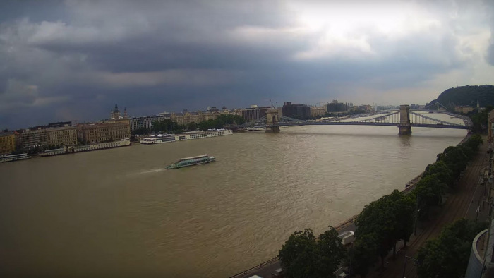 Villámárvíz és óriási felhőszakadás Budapesten, jégeső és tuba több településen