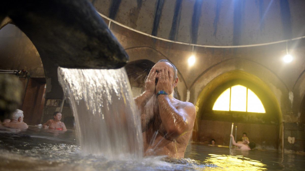 Török fürdő a Király Gyógyfürdőben, Budapesten, a II. kerületi Fő utcában 2015. szeptember 28-án. Egyhetes rendezvénysorozattal ünnepli 450 éves fennállását a gyógyfürdő, amelyet Buda török megszállása idején építettek.