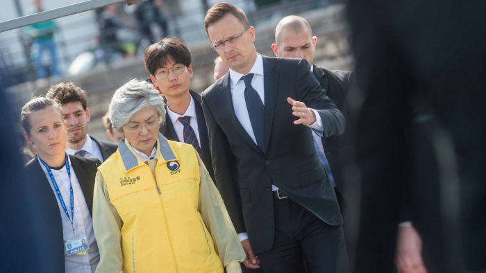 A hajóbaleset helyszínére látogatott a dél-koreai külügyminiszter