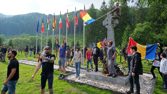 Úzvölgyi katonatemető - kitüntették a júniusi temetőfoglalókat