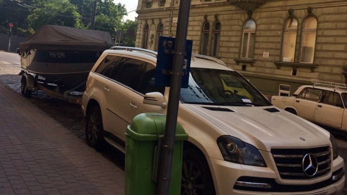 Tényleg nehéz Budapest belvárosában parkolni, de ez talán mégis túlzás