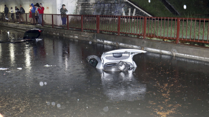 Ítéletidő Szolnokon: az autók tetejéig ért a víz