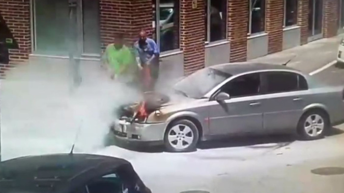 Lángoló autót oltottak Józsefvárosban - videó