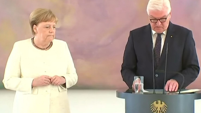 Ismét rosszul lett Angela Merkel - videó