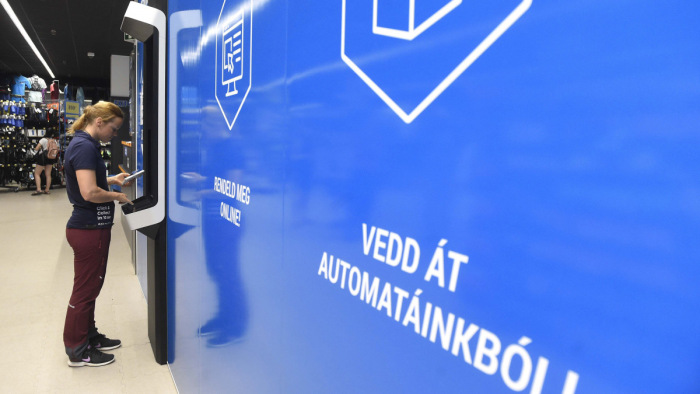 Robot szolgálja ki a vevőket egy magyar áruházban