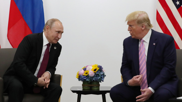 Trump viccelődött Putyinnal, majd hosszasan tárgyaltak