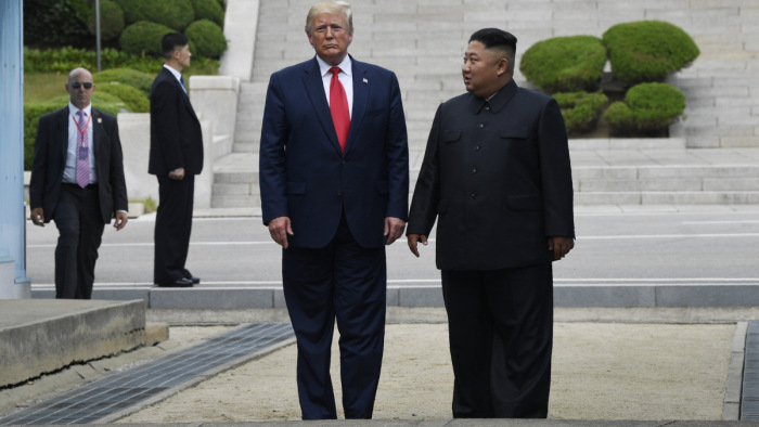 Trump észak-koreai területre lépett
