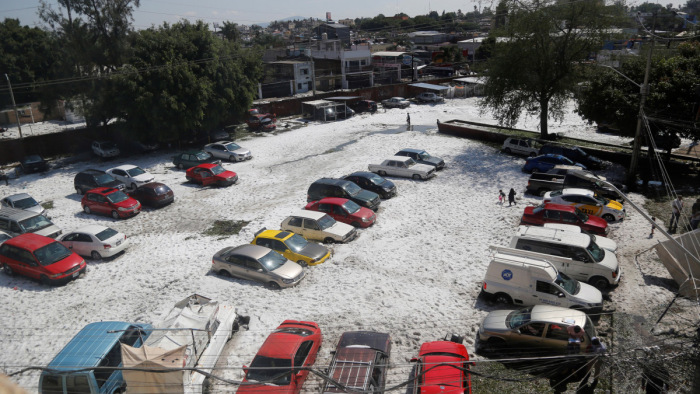 Egy méternyi jég szakadt a városra a nyár kellős közepén – fotók, videó