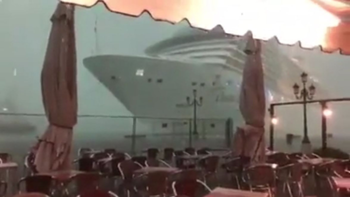 Kis híján újabb hajókatasztrófa történt Velencében - videó