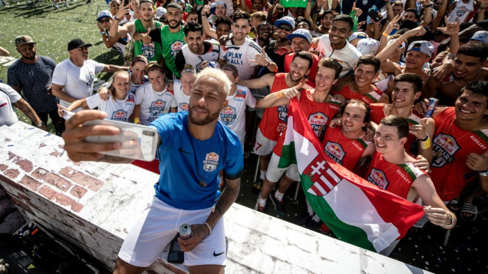 Neymar közétette a csatár telefonszámát, őrület következett