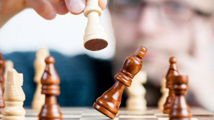Harcászat (nem csak) 64 mezőn: popsijával morzézott a csaló sakkozó a világbajnok ellen