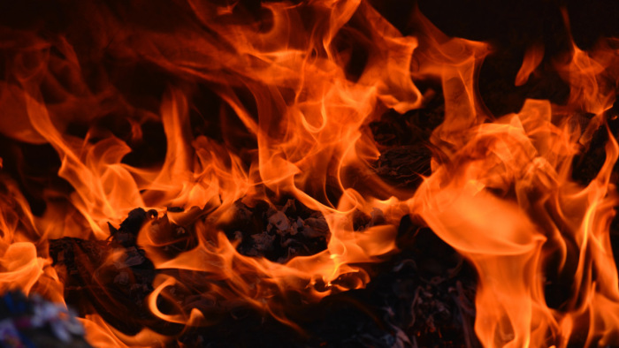 Tűz ütött ki egy zalaegerszegi garázssoron, megölt egy embert