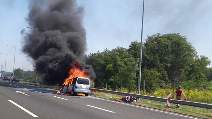 Lángokban állt egy autó az M3-ason - fotók