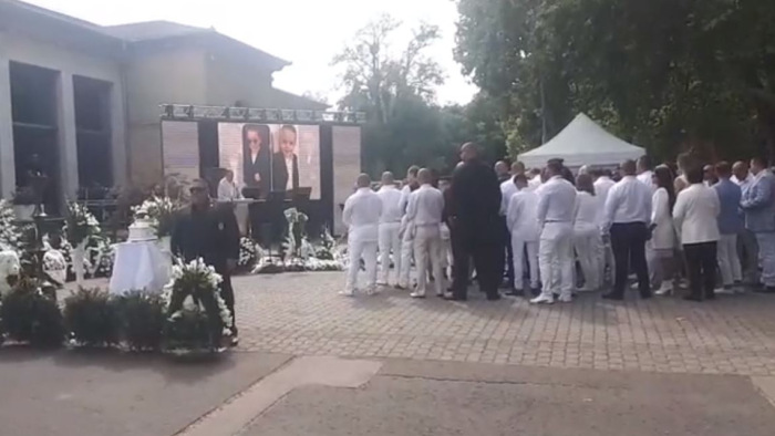 Összeesett L. L. Junior anyja a temetésen