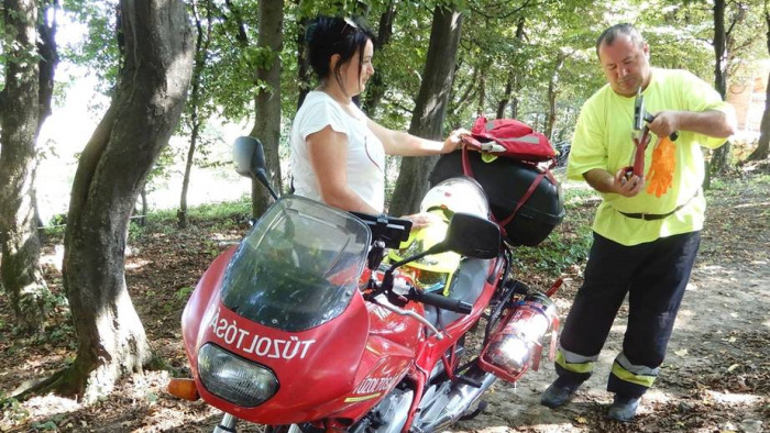 Motoros tűzoltó ment életeket a Bakonyban