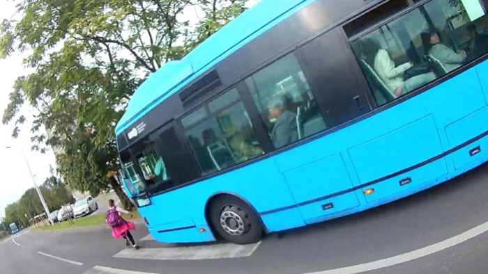 Centikre állt meg a busz egy kislánytól a kőbányai gyalogátkelőn - videó