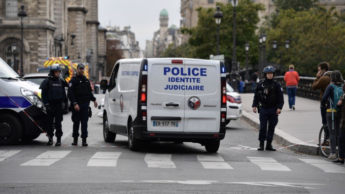 Párizsi késelés: a hiányosságok ellenére nem mond le a miniszter
