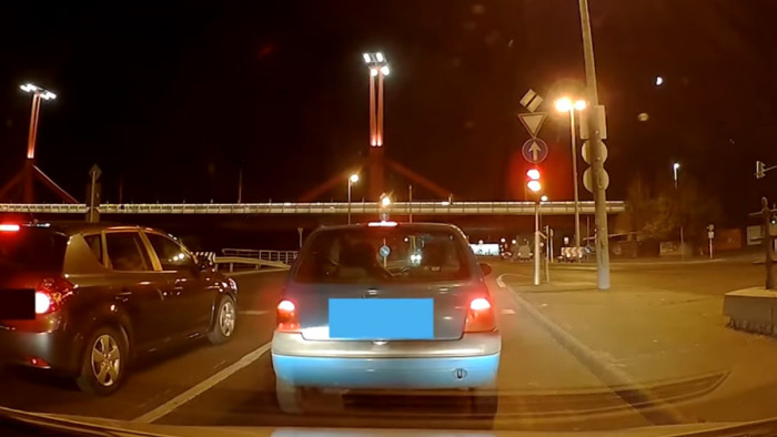 Az utolsó pillanatban fordított a kormányon a sofőr Budapesten - videó