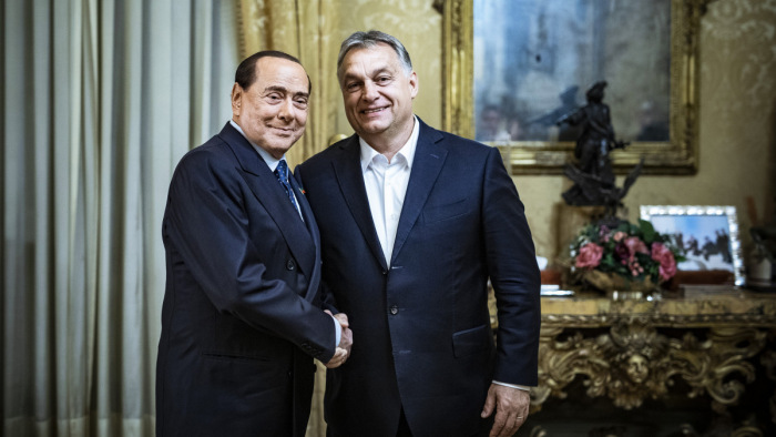 Orbán Viktor személyesen búcsúzik el Silvio Berlusconitól