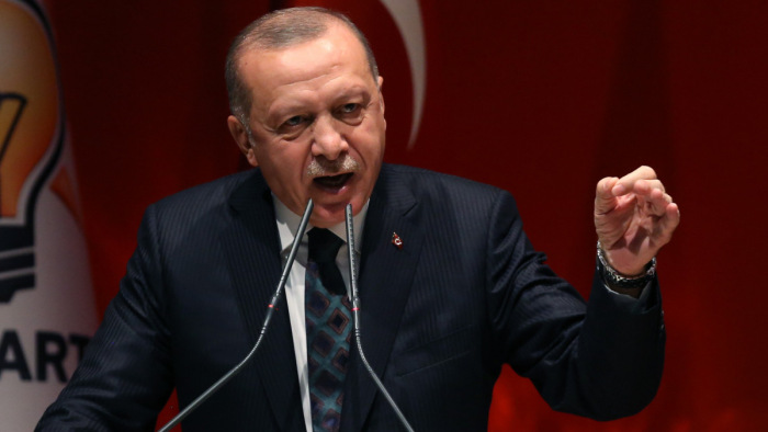 Blöfföt sejtenek a török elnök fenyegetése mögött – videók