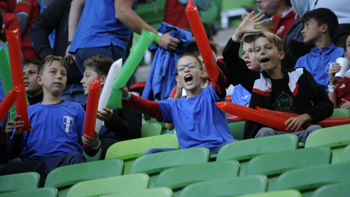 Gyerekek szurkolnak ma este a szerbeknek a magyarok mérkőzésén