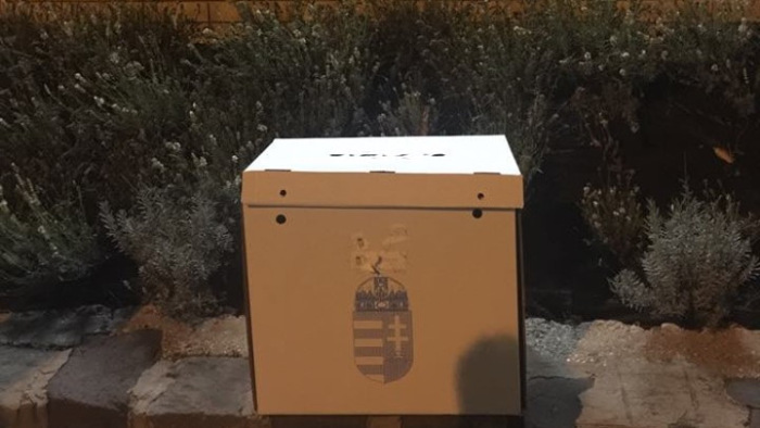 Rejtélyes, üres, de plombált szavazóurnát találtak eldobva Budakeszin