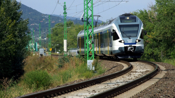 Hatalmas változás lesz szombattól több vasútvonalon, a Balatont is érinti