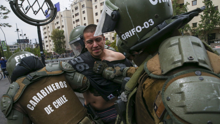 Brutális összecsapások a chilei fővárosban