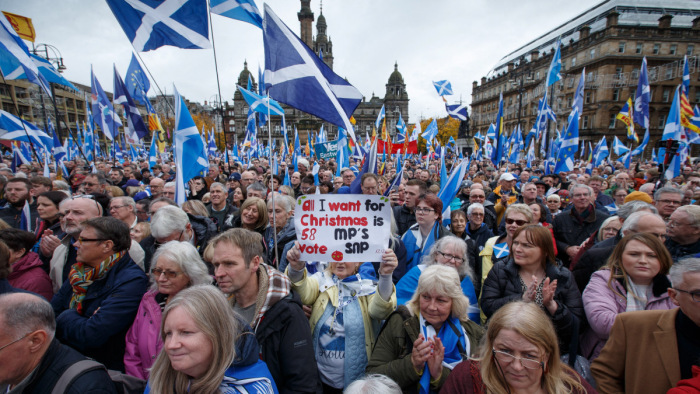 Tömegtüntetés Skóciában, meglovagolnák a legújabb brexitfordulatot