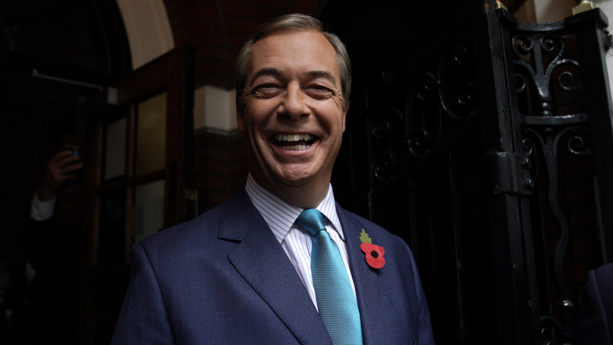 Nigel Farage, a legradikálisabb EU-ellenes brit politikai erő, a Brexit Párt vezetője beszédet mond egy kampányrendezvényen Londonban 2019. november 1-jén. Nagy-Britanniában december 12-én előrehozott parlamenti választást tartanak.