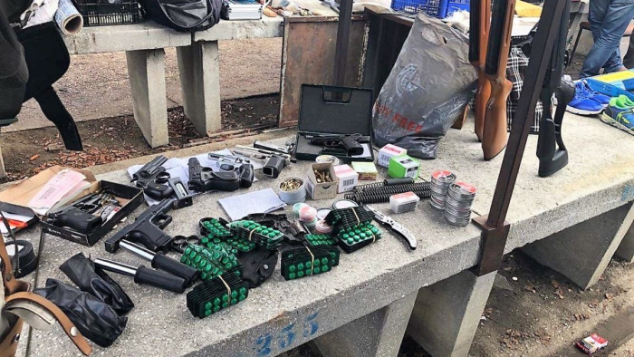 Fegyvereket és lőszereket árult egy férfi a piacon - videó, fotó