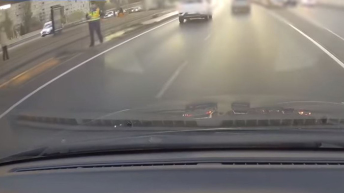 Integető rendőr miatt repült le az Árpád hídról egy furgon