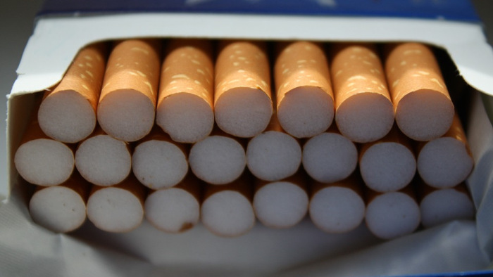 Évente emelhetik a cigarettát vásárolni jogosultak életkorát Angliában