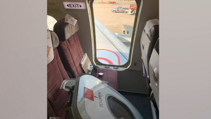 Egy utas letépte a repülő ajtaját - videó