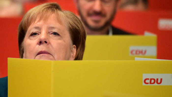 Angela Merkel nem engedi, hogy tovább találgassanak a jövőjéről