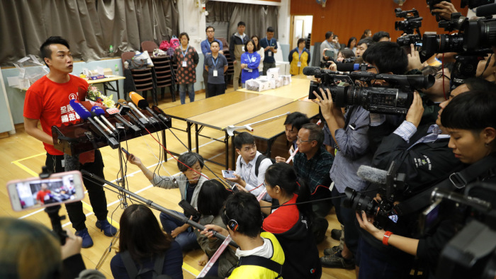 Földrengésszerű győzelmet arattak a demokráciapárti jelöltek Hongkongban