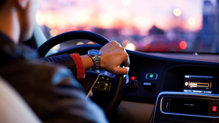 A helyes üléspozíció az autóban életet menthet - üzeni a TEK-es szakember