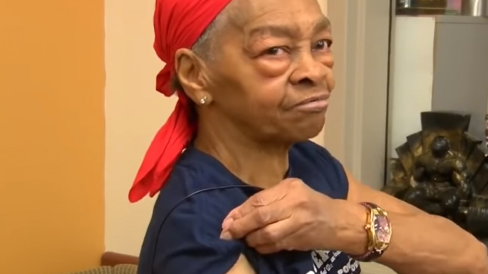 Olyat verést kapott 82 éves áldozatától a betörő, megváltás volt számára a kiérkező rendőrség – videó
