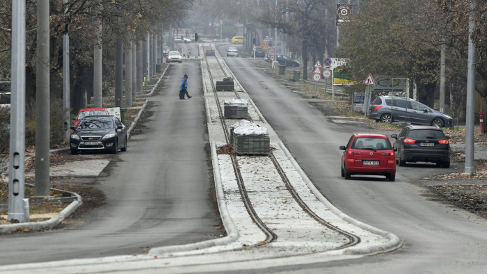Így áll most a városok között robogó, a városban suhanó magyar villamosvasút építése - galéria