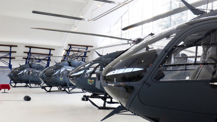 Átadták a magyar légierő új helikopterflottájának első négy gépét Szolnokon